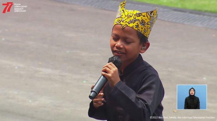 Penampilan memukau Farel Prayoga saat membawakan lagu Ojo Dibandingke di upacara peringatan HUT RI ke-77 di Istana Merdeka. 