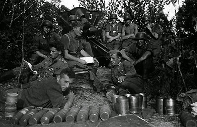 Miembros de la 4th SS Artillery, 4ª. SS-Polizei-Panzergrenadier-Division, realizan un descanso junto a su obús 10,5 cm leichte Feldhaubitze 18, 10,5 cm le.FH 18 L-28, Miembros de la 4th SS Artillery, 4ª. SS-Polizei-Panzergrenadier-Division, realizan un descanso junto a su obús 10,5 cm leichte Feldhaubitze 18, 10,5 cm le.FH 18 L-28,
