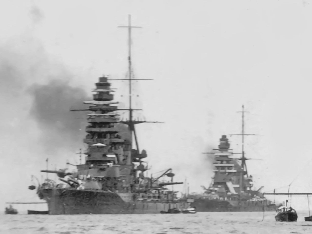 IJN-Nagato-y-Mutsu-en-Yokosuka-sep-1927.jpg