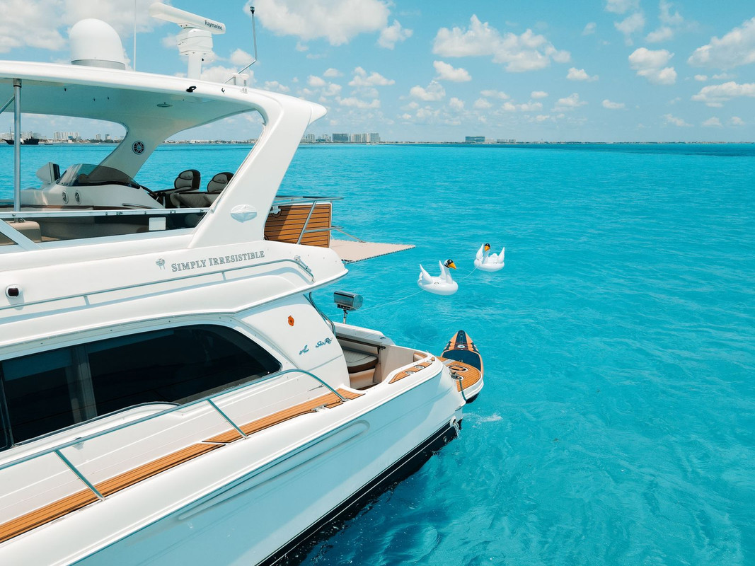 Sea Mami 52 ft yacht rental Cancun - Kitchen and dining area with air conditioning and full amenities