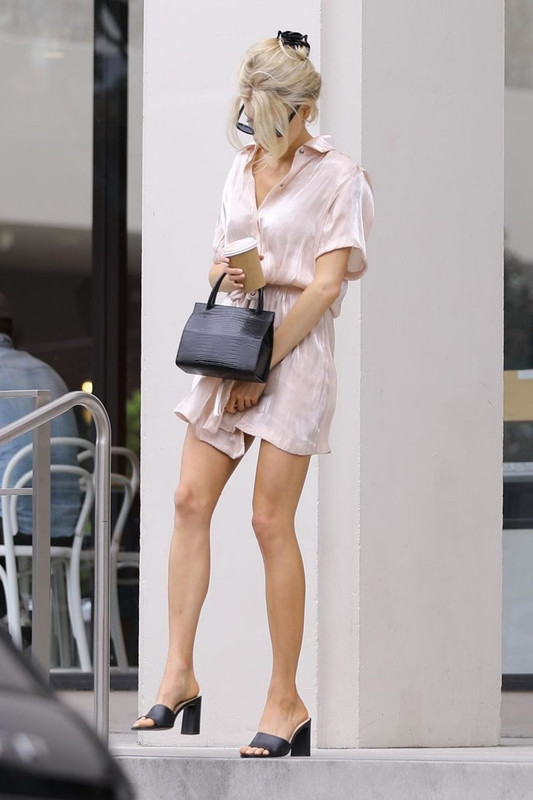 Charlotte-McKinney-Sexy-UpskirtStarscom-11-1024x1536 (29)