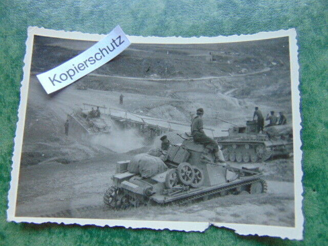 Altes Foto-Panzer-Tank-Besatzung-Kennung-Vormarsch-Brücke-WW2
