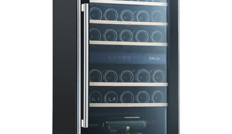 Cava de vinos Drija Merlot 29 en acero inoxidable con puerta de vidrio y estantes de madera.