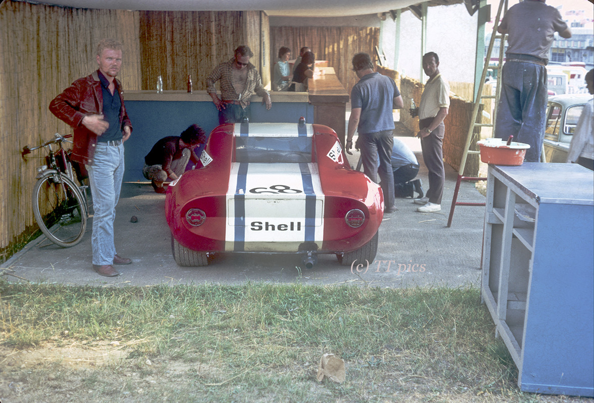 Scrutineering-Chevron-B8-Erwin-Barnes-Ro