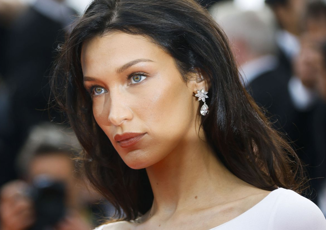Bella Hadid impacta en la industria de la moda con un vestido creado con aerosol
