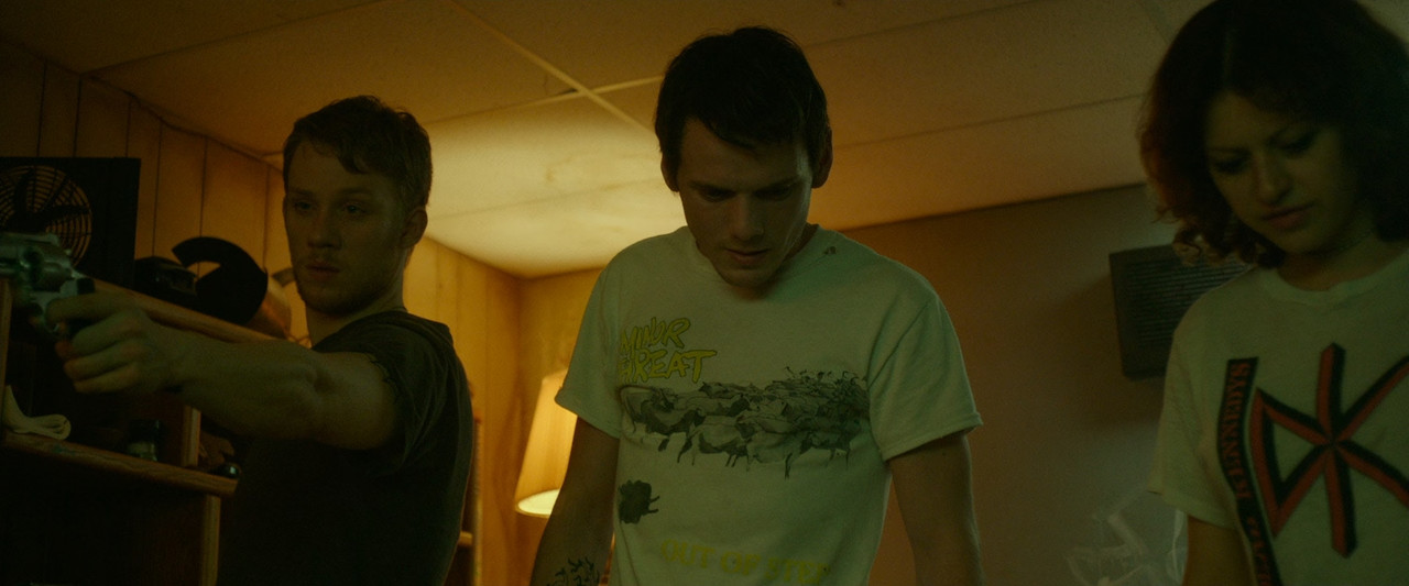 Green.Room.2015.1080p.BDMux.H265.10Bit.Ac3.Ita.Aac.Eng-artemix.MIRCrew.mkv_snapshot_00.33.56.368