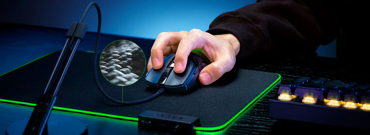 El mouse de gaming Razer Cobra en color negro, mostrando su diseño ligero y ergonómico.