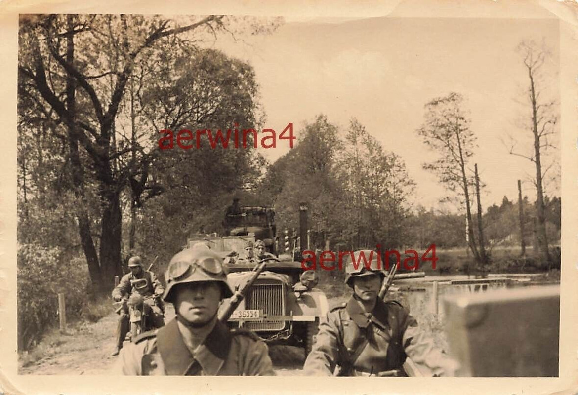 Vormarsch Kradschützen überschreiten die Grenze am Bug Ostfront