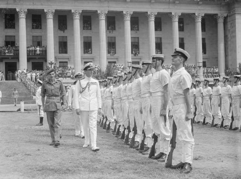Lord Louis Mountbatten inspecciona la guardia de honor navales fuera del Edificio Municipal, Singapur Lord Louis Mountbatten inspecciona la guardia de honor navales fuera del Edificio Municipal, Singapur