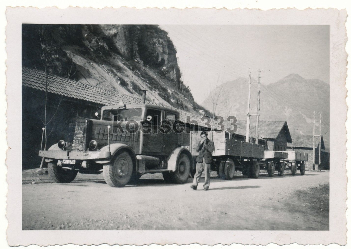 Foto Hanomag Zugmaschine schleppt drei Anhänger