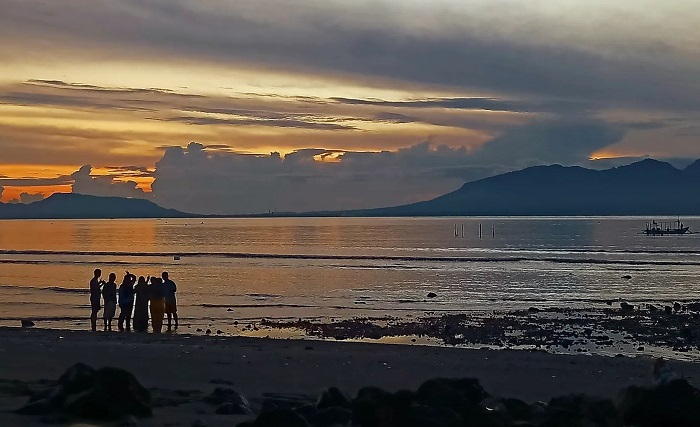 Pantai Cacalan di Banyuwangi jadi salah satu tempat wisata favorit. Lokasinya dekat hotel hingga tempat wisata.