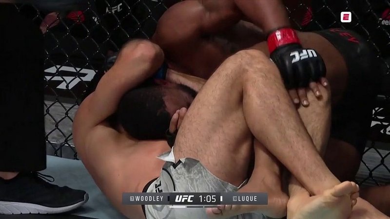 Висенте Луке удуши Уудли и го засили към изхода на UFC