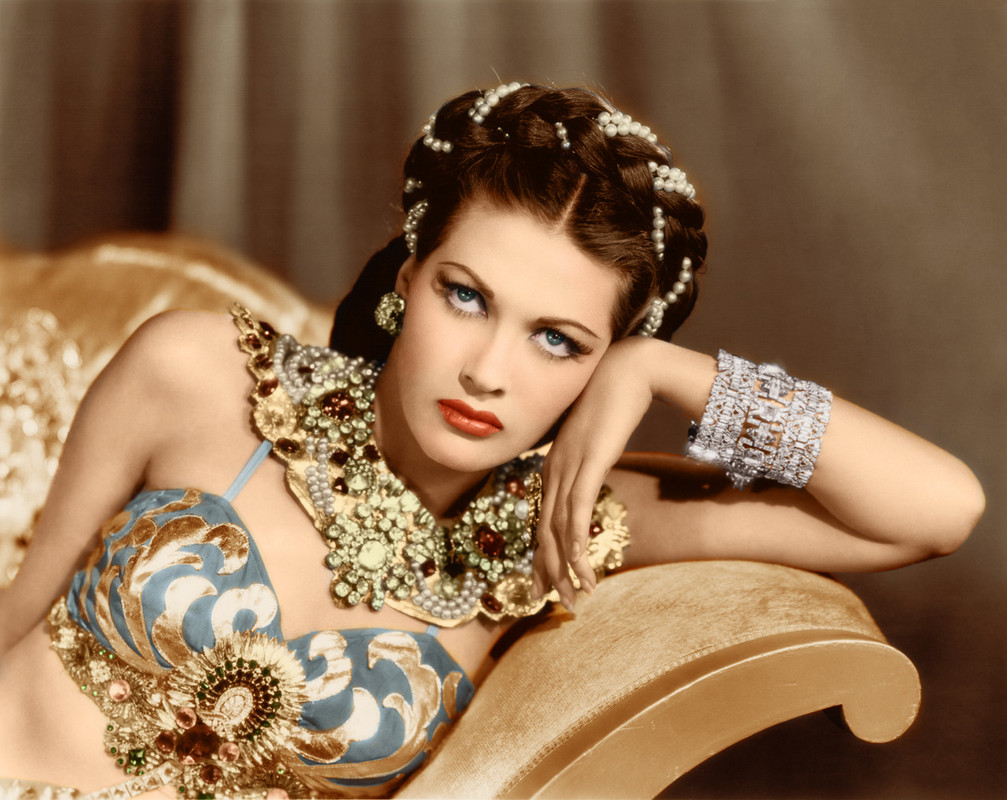 Yvonne_De_Carlo_b76