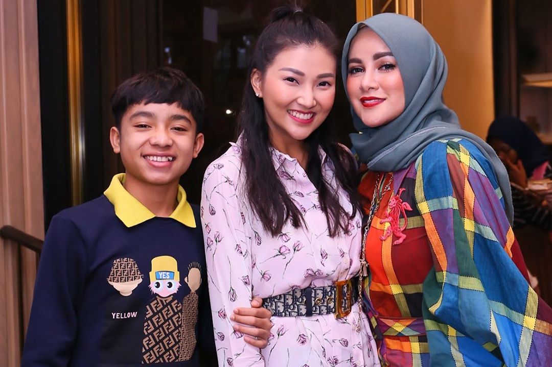 Sarwedah dan Betrand Peto menghadiri ulang tahun Allena.