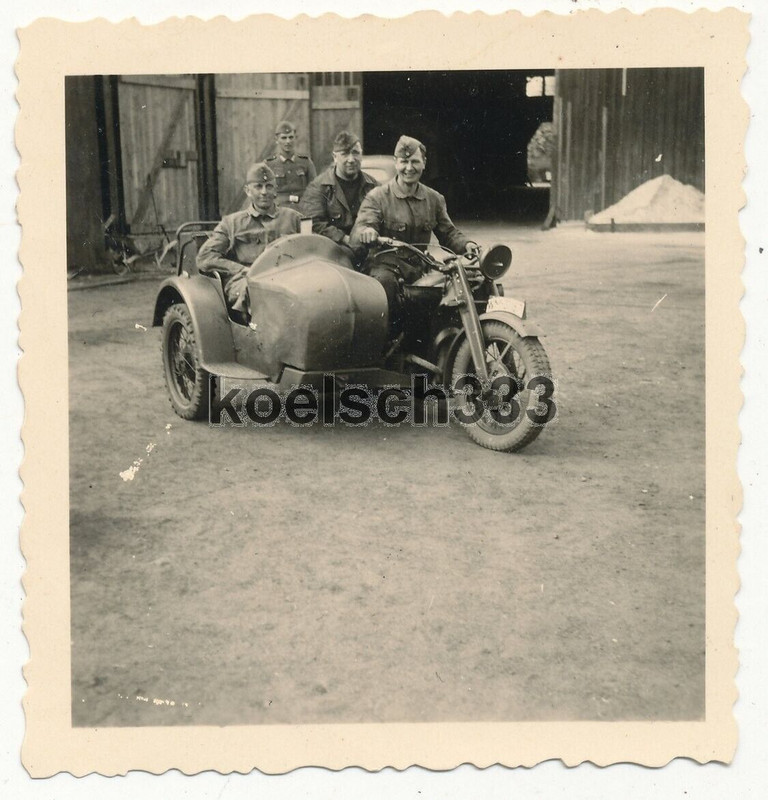 Foto Soldaten der Küstenartillerie mit Beute Beiwagen Motorrad WM Kennzeichen !