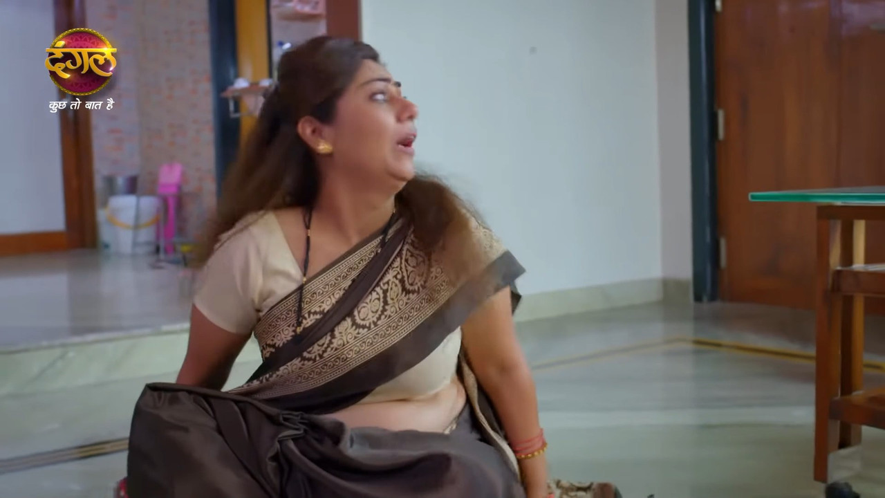 chubby serial actress sexy navel slips in saree.mkv_snapshot_00.17.504