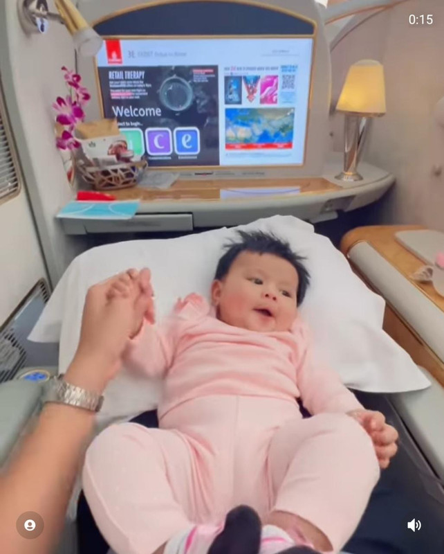 Momen Ameena Hanna Nur Atta saat naik pesawat mewah untuk liburan ke Italia bersama kedua orang tuanya, Atta Halilintar dan Aurel Hermansyah.