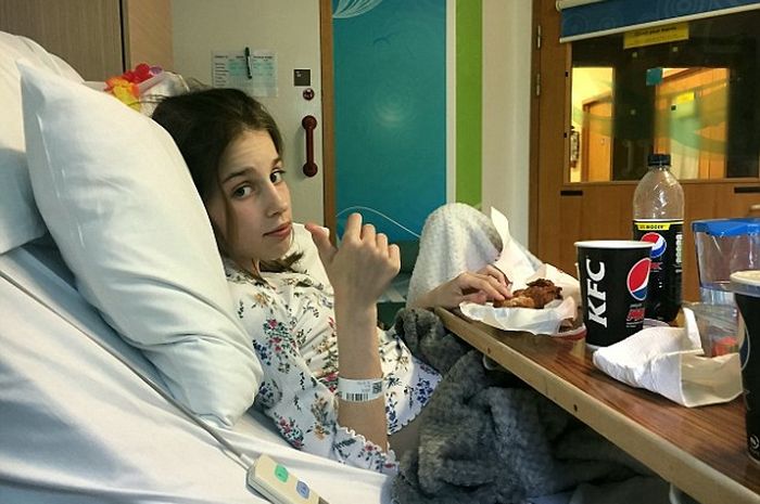 Macie Greening (14) asal Inggris menjadi orang termuda yang mengidap kanker langka