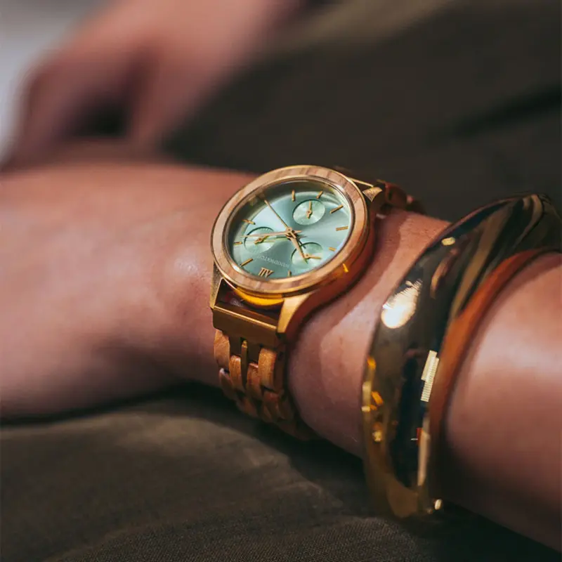 Emerald Elegance WoodWatch – regalo di pensionamento di lusso per donne con quadrante verde e dettagli dorati