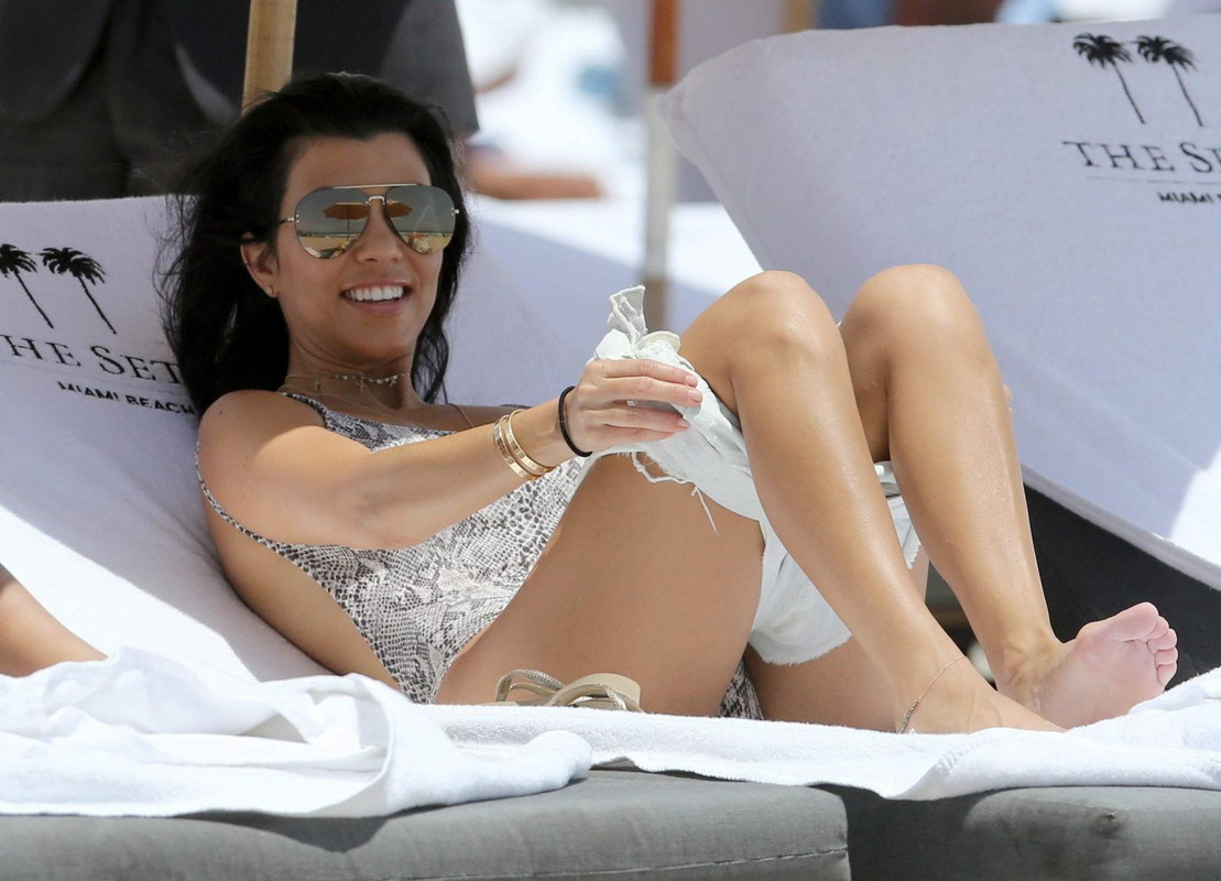 Kourtney-Kardashian-Sunbathing-1