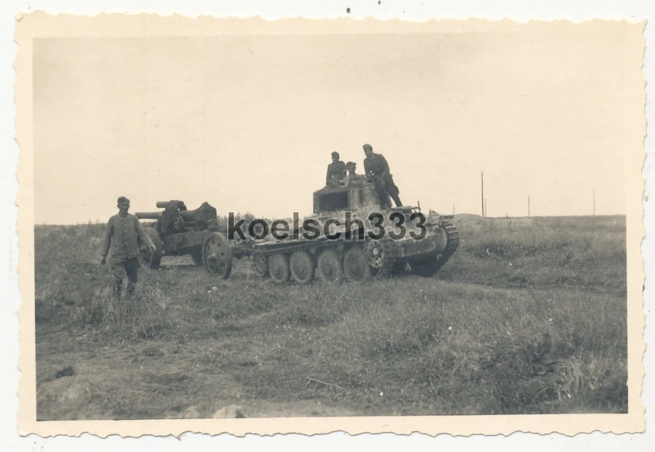 Foto Panzer 38(t) schleppt ein Artillerie Geschütz an der Ostfront in Russland