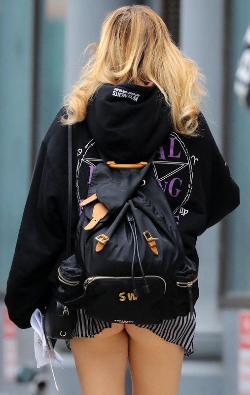 Suki-Waterhouse-ass-007