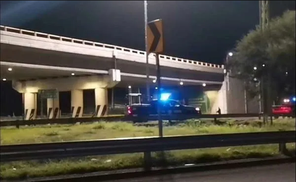 Asesinan a mujer y cuelgan su cadáver en puente de Guanajuato