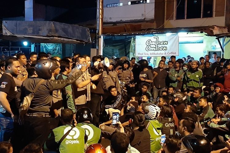 Kapolres Sleman AKBP Rizki Ferdiansyah saat turun langsung menenangkan massa driver ojek online di Jalan Babarsari.