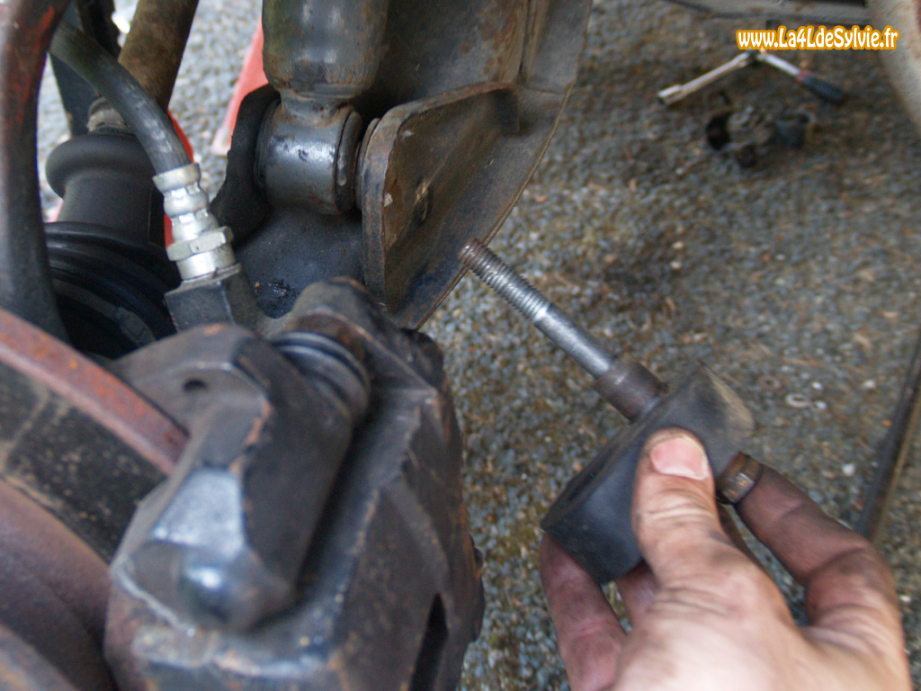 depose-vis-amortisseur-avant-4l-01