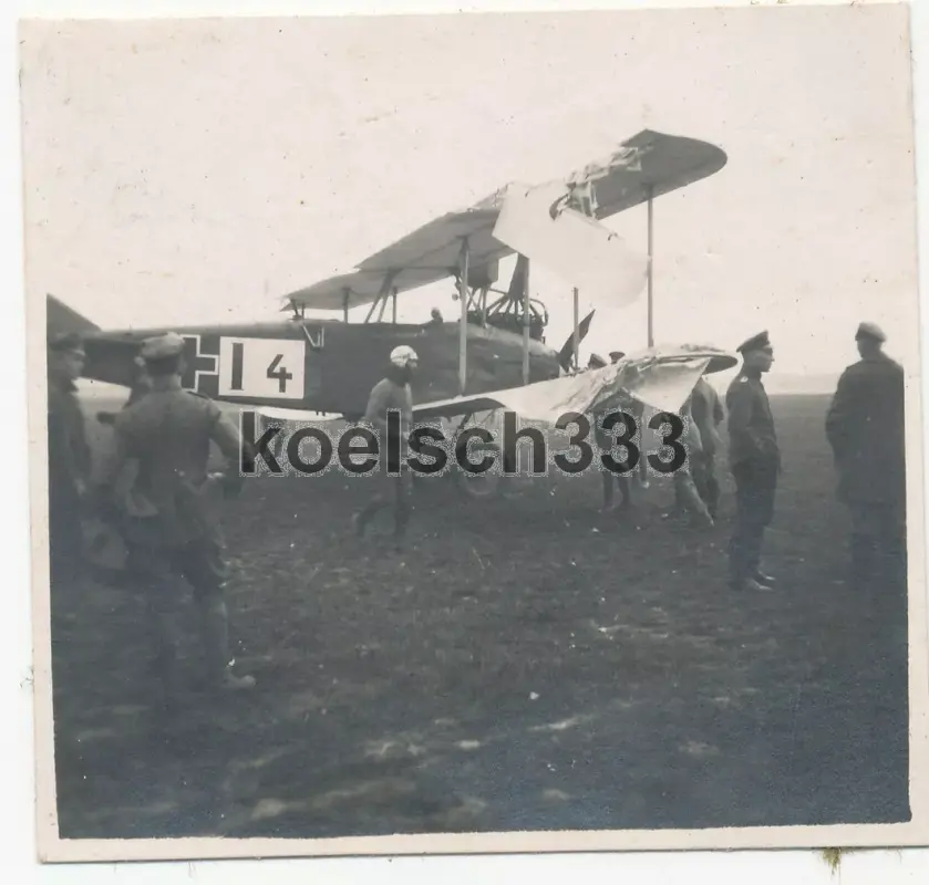 Foto Doppeldecker Flugzeug nach Zusammenstoß auf Flugplatz Frankfurt Oder 1918