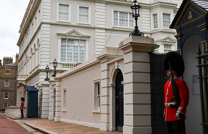 Clarence House dibangun antara tahun 1825 dan 1827 dengan desain John Nash untuk Pangeran William Henry, Duke of Clarence(kemudian Raja William IV) dan istrinya Adelaide.