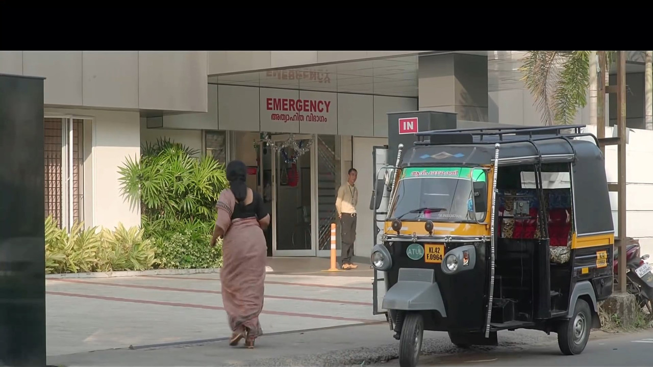 Mala Parvati Hot Navel Slips and Boobs in Saree.mkv_snapshot_00.14.442