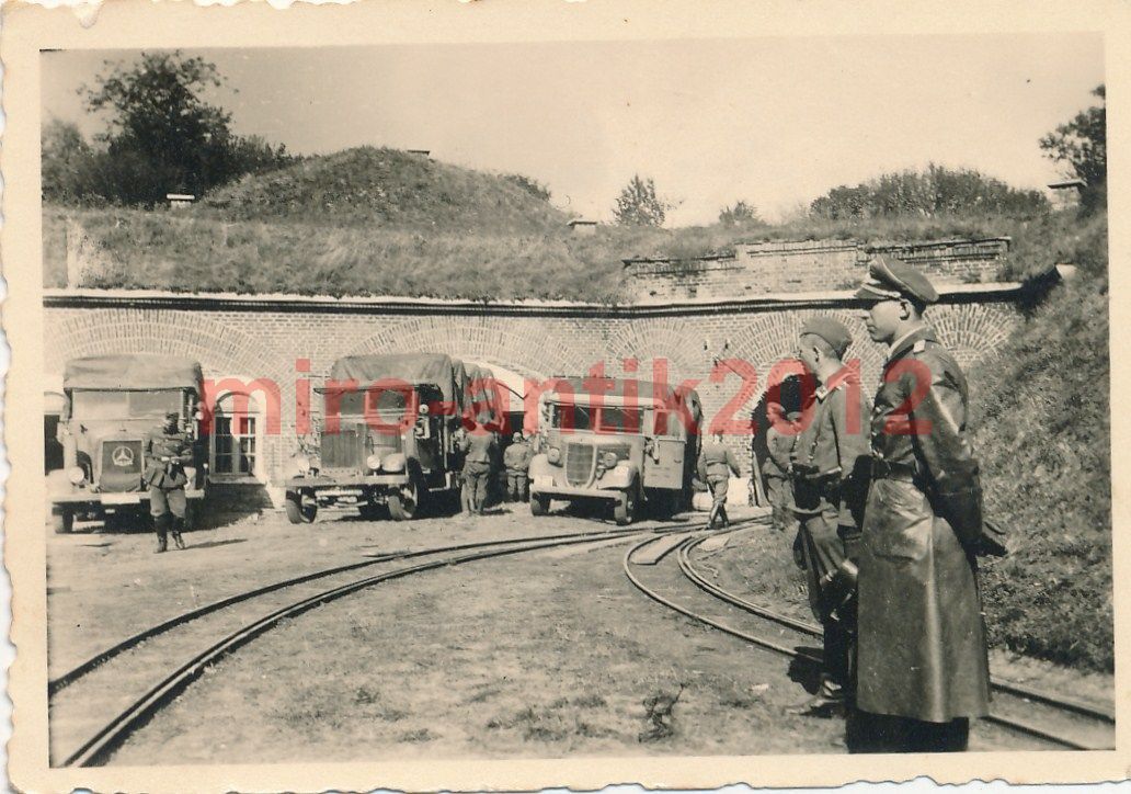 Foto, Wehrmacht, große Lkw vor einem Erzbergwerk