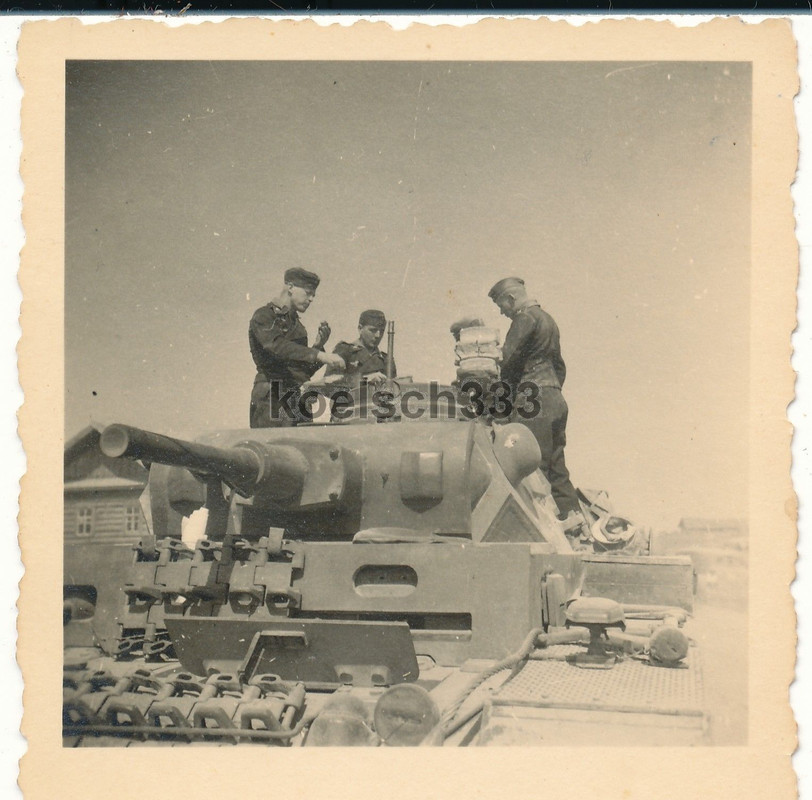 Panzermänner bei Brotzeit auf Panzer III Kampfwa