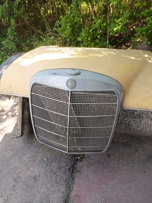 w 110 capot