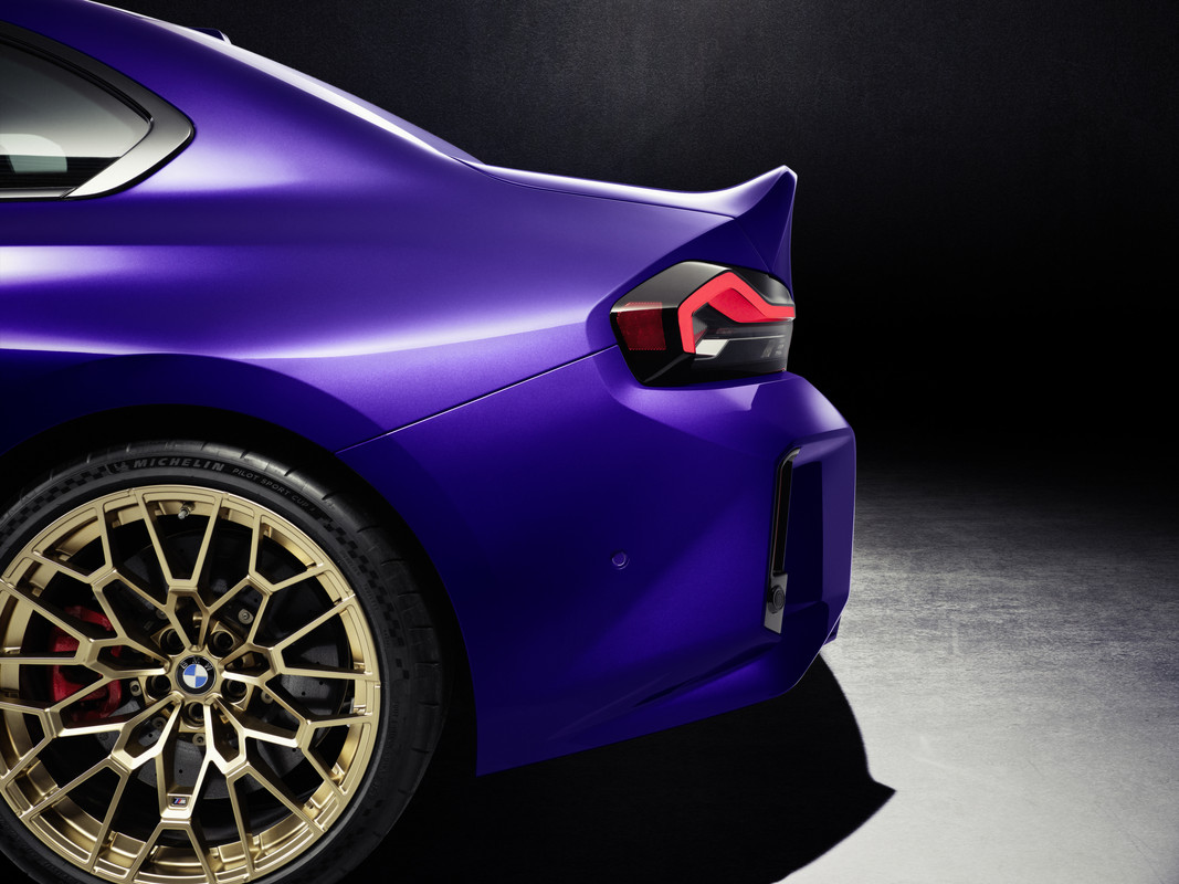 P90600911_highRes_the-new-bmw-m2-cs