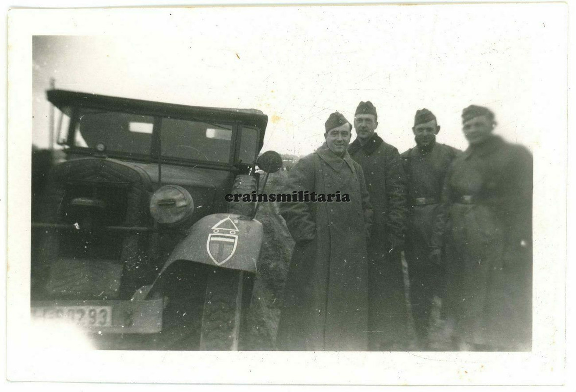 Orig. Foto 12.ID Soldaten bei Kübelwagen Pkw mit Wappen in Russland