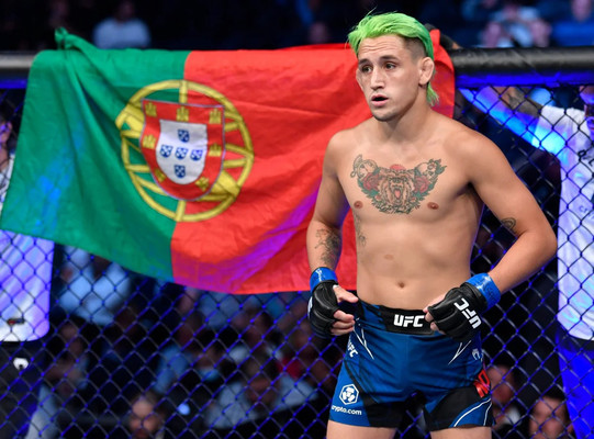 Двама бойци бяха освободени от UFC