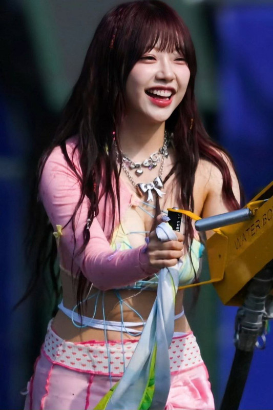 3韩国人气女团Cignature的 金智源，活动跳舞直接把奶头亮出来嗨翻全场！这骚货穿得跟没穿似的，跳舞时奶子甩得上下乱晃，奶头清晰可见，晃得粉丝鸡巴都硬了！她那妖艳身材配上清纯脸蛋，反差骚得要命，这