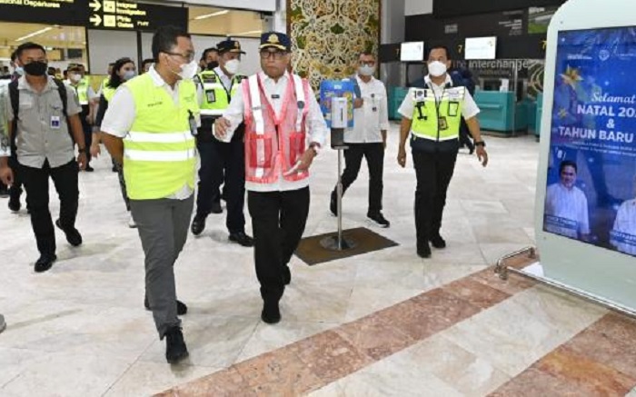 Menteri Perhubungan Budi Karya Sumadi saat meninjau Bandara Soekarno Hatta, Jumat (23/12/2022).