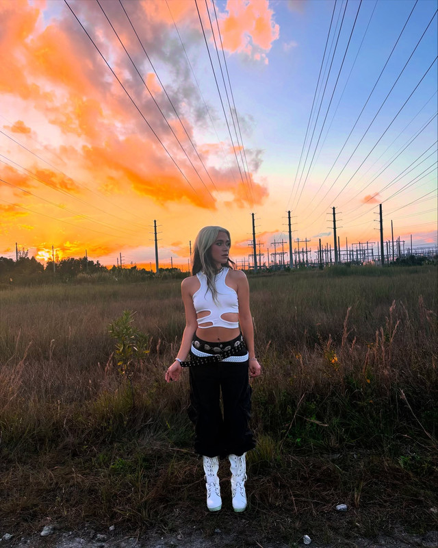 El tema "No Puedo Olvidarte" de Dreah es una canción cargada de emoción y desamor, con un ritmo sensual y una letra que transmite el dolor de una relación que dejó huella soydreah-1739986602