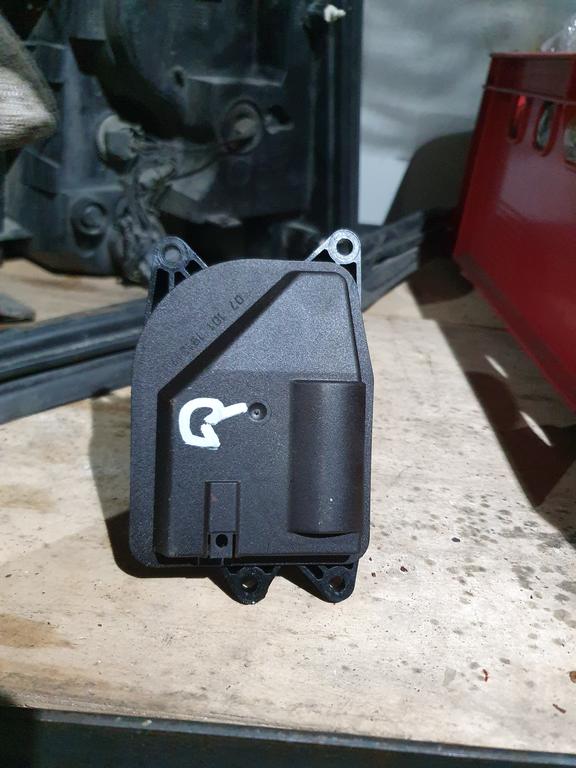 Привод заслонки отопителя