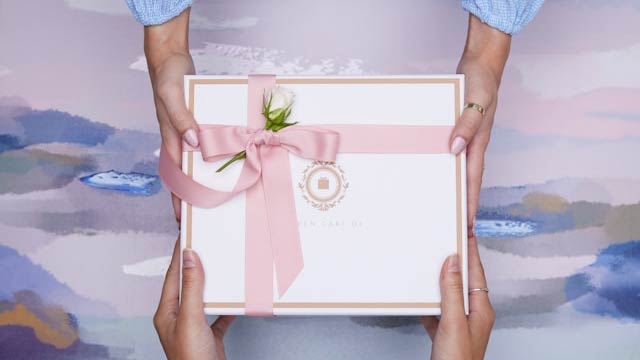 Кашемировый палантин в подарочной упаковке на новогоднем фоне