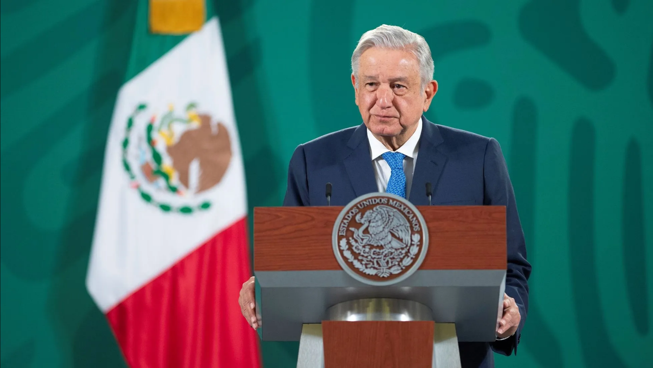 Fustiga AMLO a Poder Judicial y defensores del INE