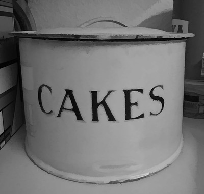 vintageenamelcaketin.jpg
