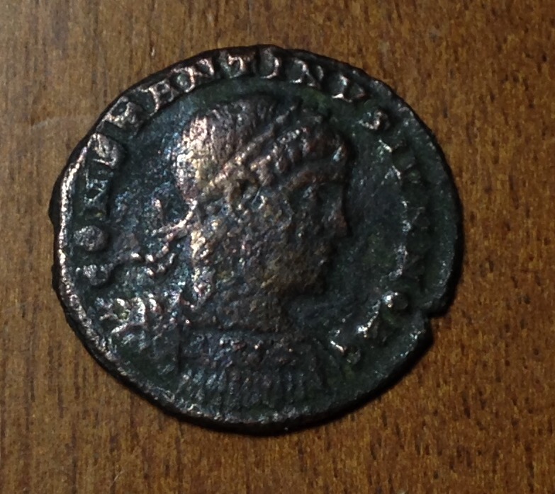 AE3 de Constantino II. GLOR-IA EXERC-ITVS. Dos estandartes entre dos soldados. Constantinopolis. IMG-6063