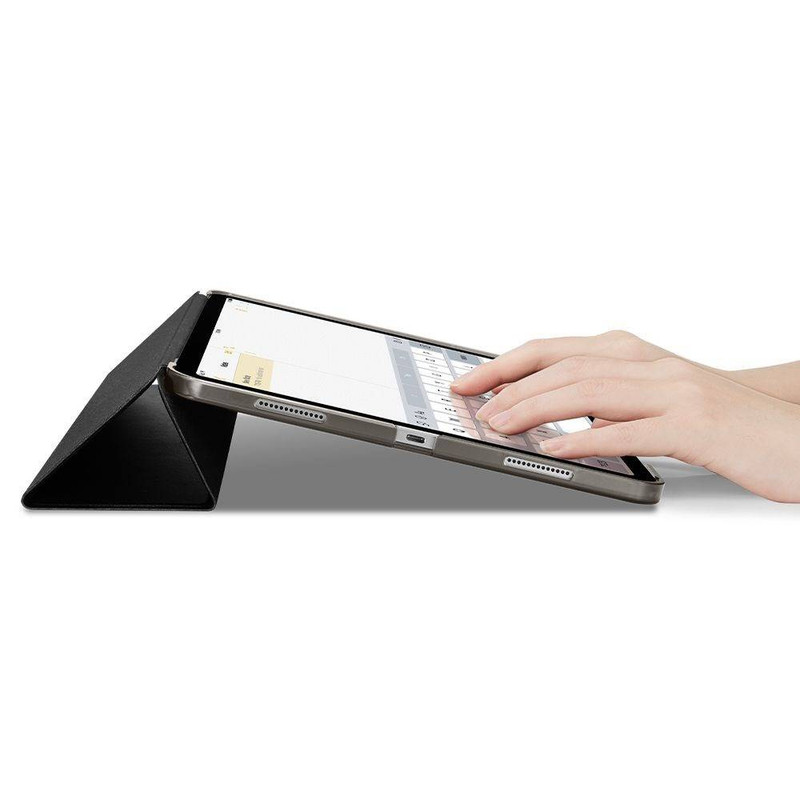 El forro Spigen Smart Fold doblado como un soporte para escribir y para ver videos.