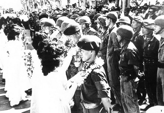 [Image: vong-hoa-trao-tang-cac-chien-sii-anh-hun...tion-1.jpg]