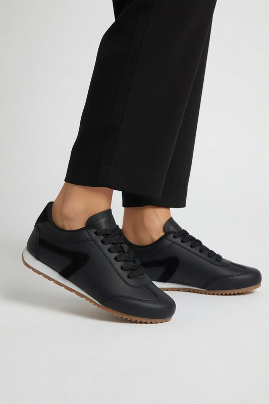 Tenis Ivy Negro de estilo clásico y minimalista