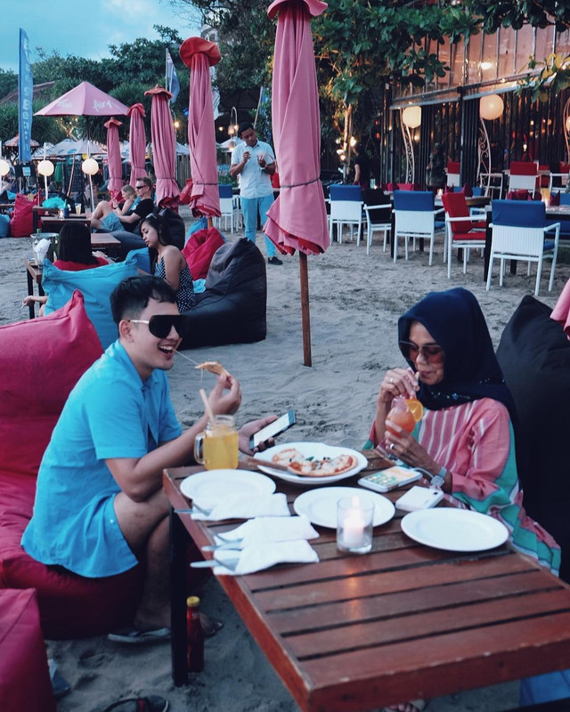 7 Potret manis kedekatan Kiki Farrel dan Mama Dahlia, sang ibunda